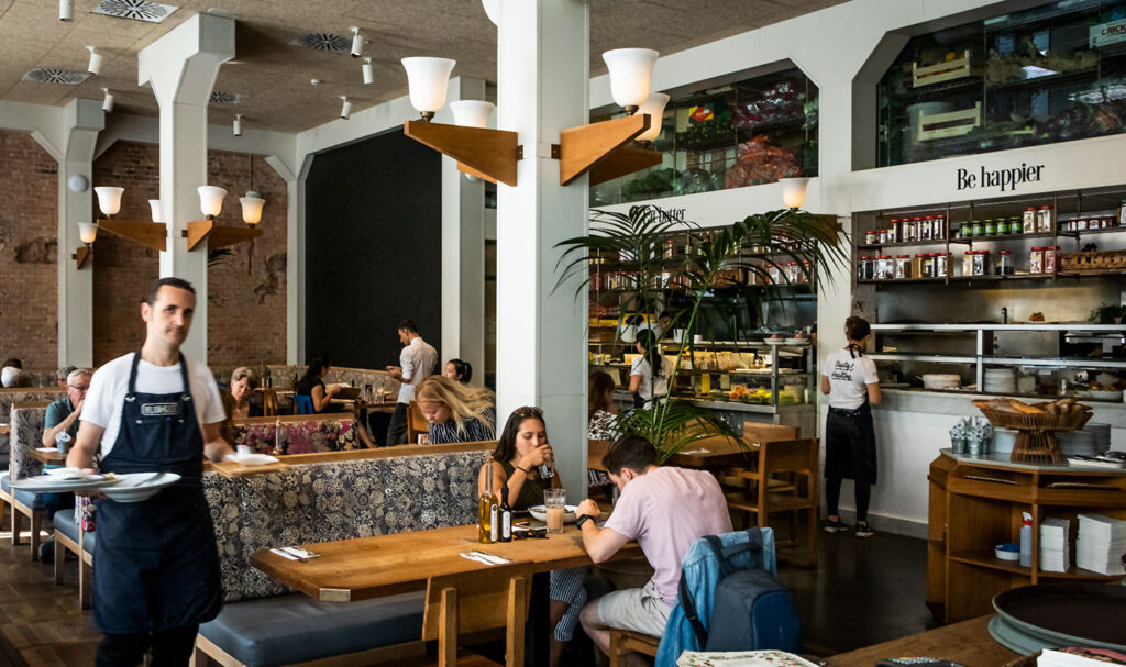 Spis sund, farverstrålende og smuk vegetarisk brunch hos Teresa i Flax & Kale i Barcelonas Raval-kvarter
