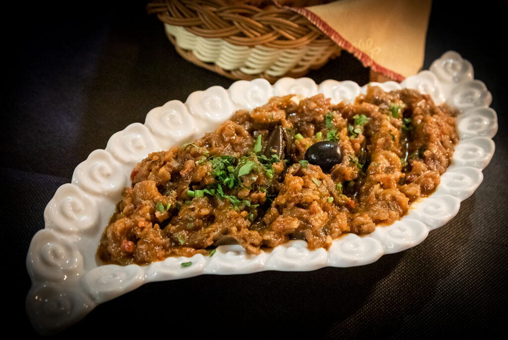 Tendrás muy buena comida árabe en Arrayanes, en Granada.