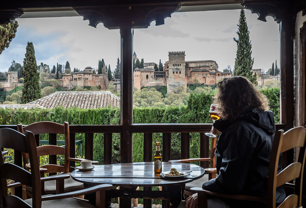 En el restaurante Mirador de Morayma podrás disfrutar de tapas gratuitas con vistas a la Alhambra.