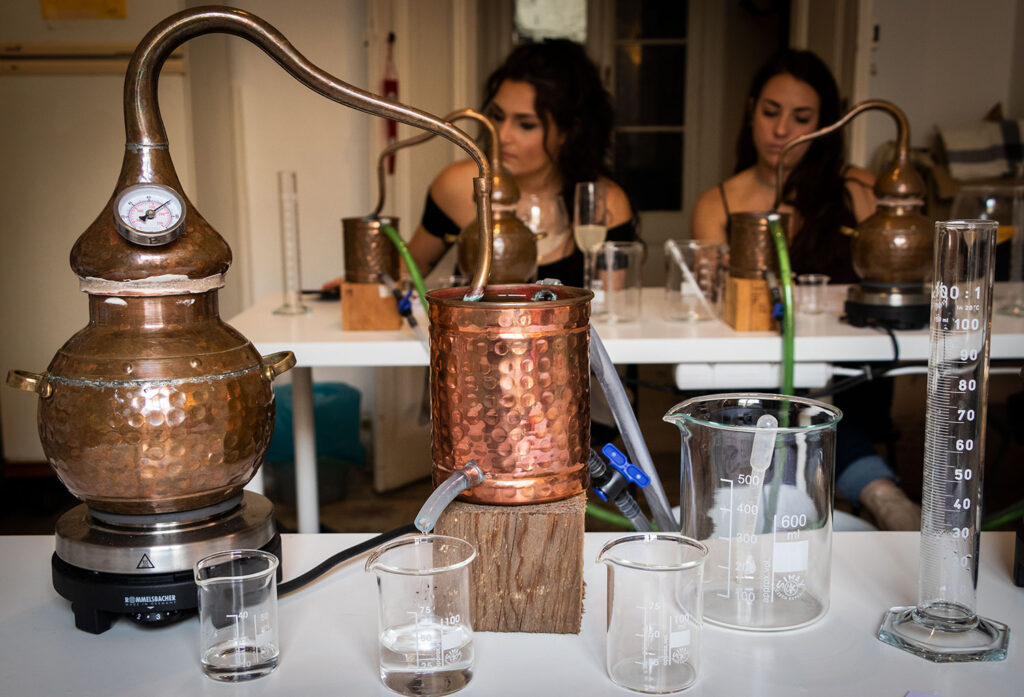 Se necesita paciencia para destilar la ginebra en el taller de Corpen, en Barcelona.