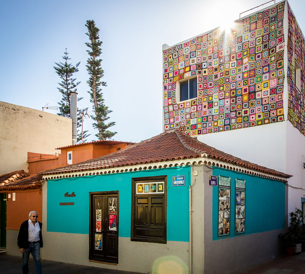 Una de las mejores cosas que hacer en Puerto de la Cruz, Tenerife, es disfrutar del arte callejero.