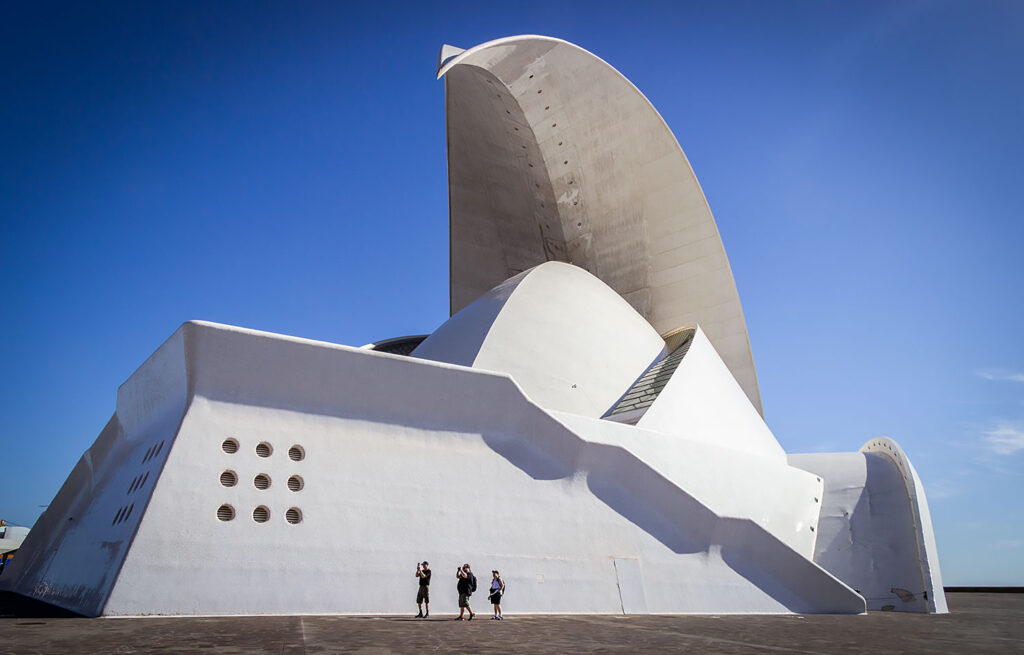 El Auditorio de Tenerife, obra del arquitecto Santiago Calatrava, es una visita obligada en Tenerife.
