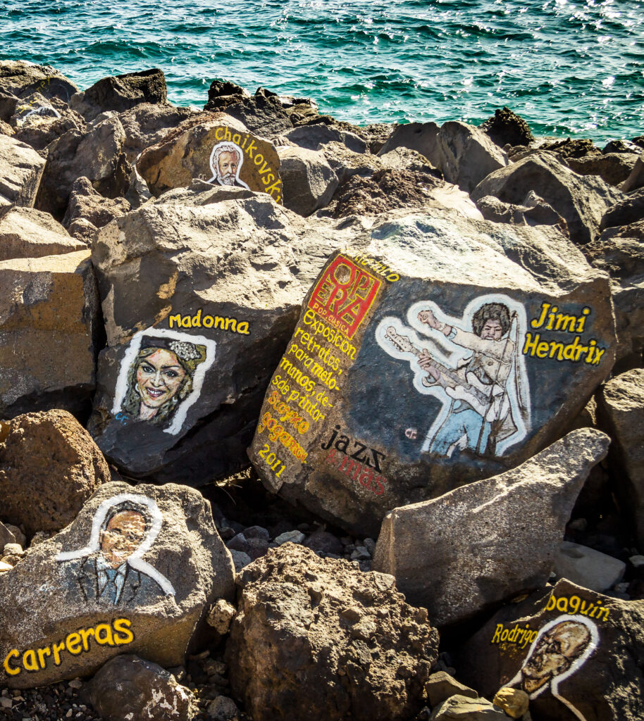 Entre las emocionantes experiencias culturales de Tenerife destacan las piedras con nombres y rostros de artistas del Auditorio de Tenerife.