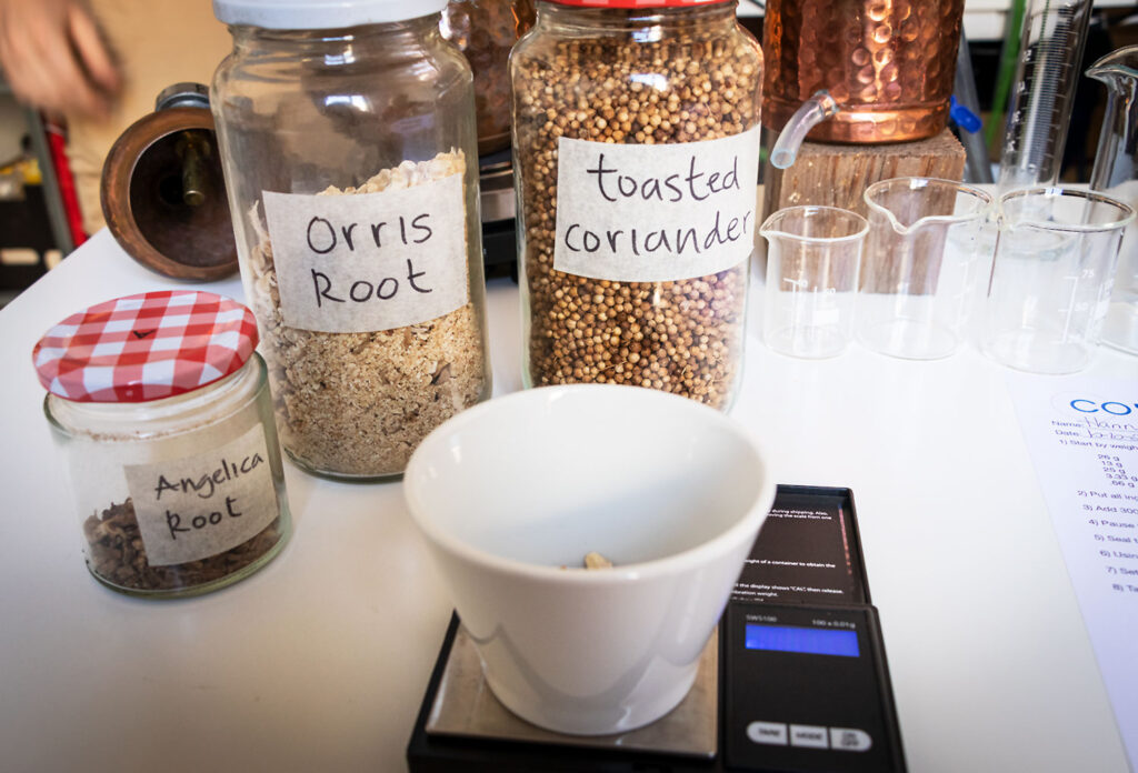 Pesando ingredientes para hacer ginebra en Corpen, Barcelona.