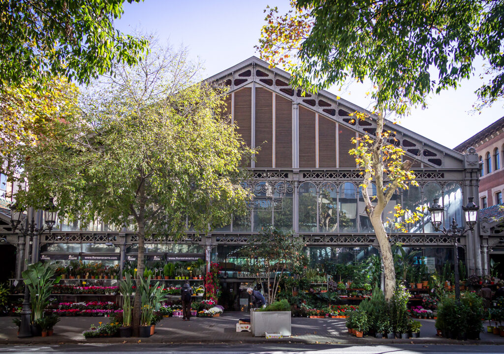 Uno de los mejores mercados antiguos de Barcelona tiene una sección entera dedicada a las flores.