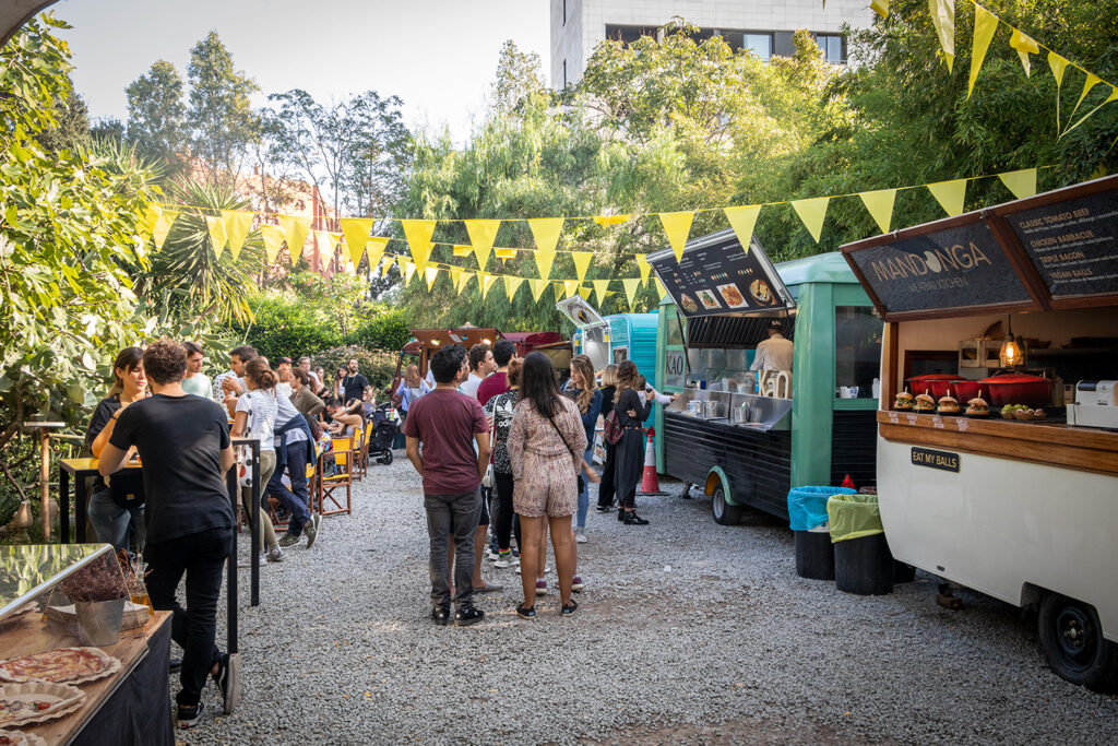 Coma un montón de deliciosa comida callejera y escuche música en el mercado de Palo Alto de Barcelona.