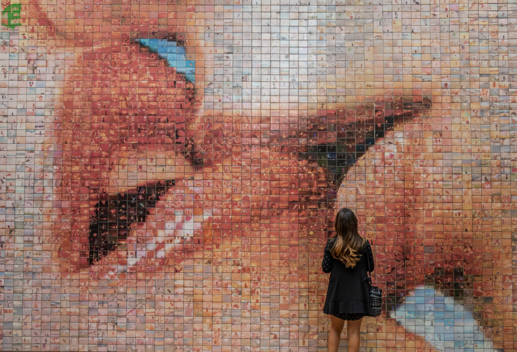 El Beso de la Libertad es una impresionante obra de arte callejero en Barcelona que consiste en un mosaico de fotografías.