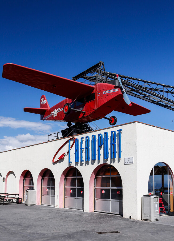 Visite el parque de atracciones Tibidabo de Barcelona y disfrute de unas magníficas vistas de la ciudad.