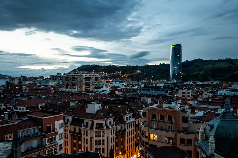 La terraza de la azotea del Hotel Ercilla de Bilbao es un lugar estupendo para disfrutar de las vistas de Bilbao al atardecer.