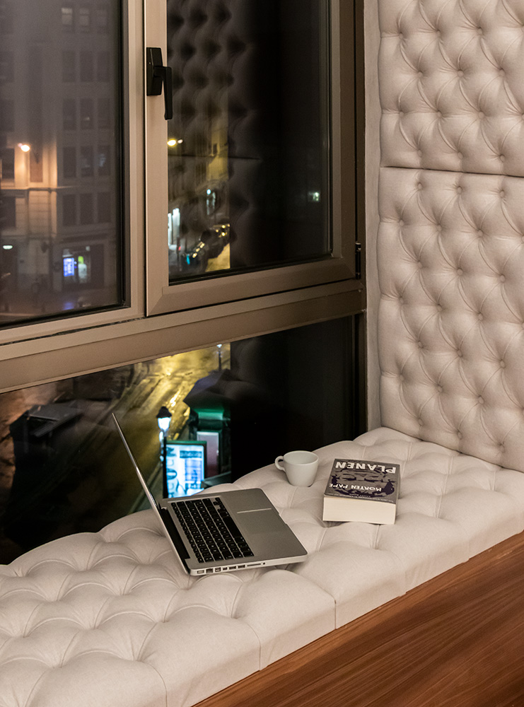 El rincón para sentarse en el alféizar es un detalle encantador del Hotel Ercilla.