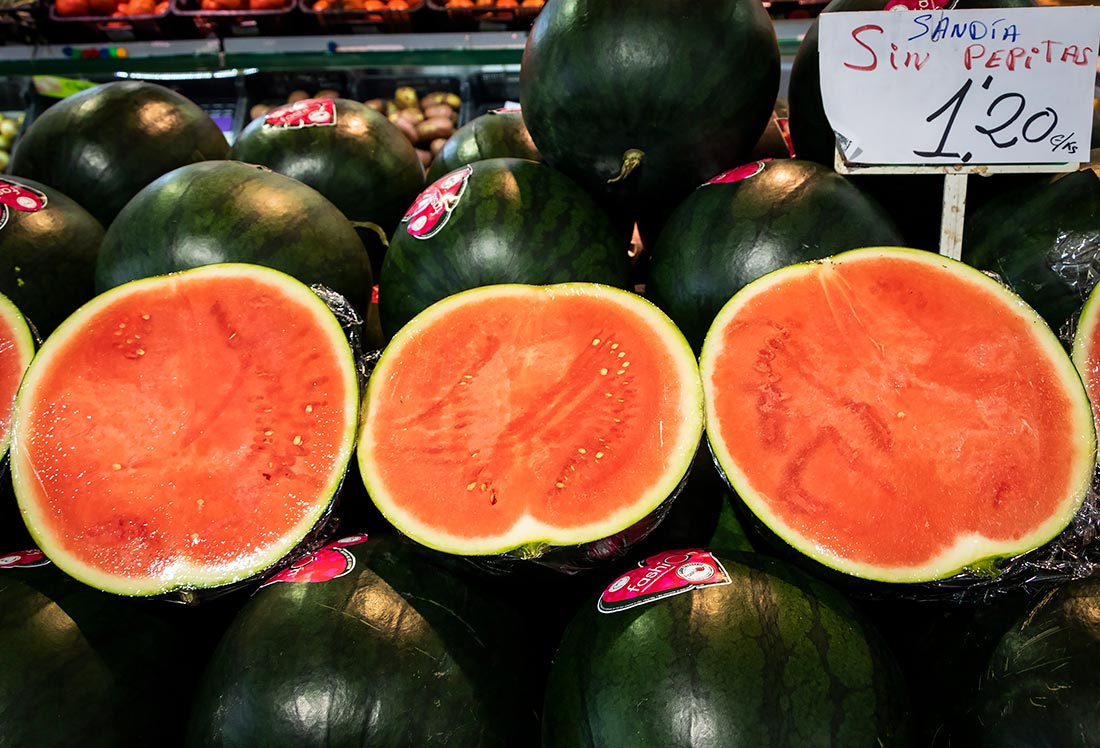 Hay muchas frutas y verduras locales en el mercado de abastos de Almería.