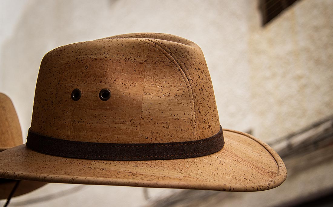 I Nerja kan du shoppe masser af souvenirs i kork - bl.a. hatte.