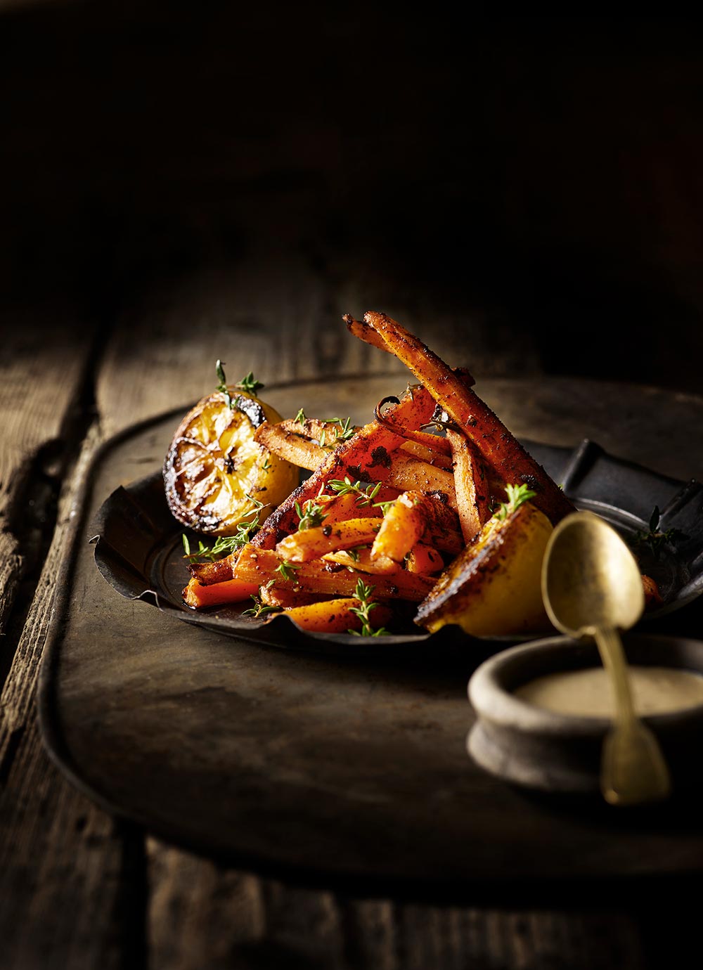 Opskrift: Bagte gulerødder med kanel, citron og timian - kogebogen Citroner.