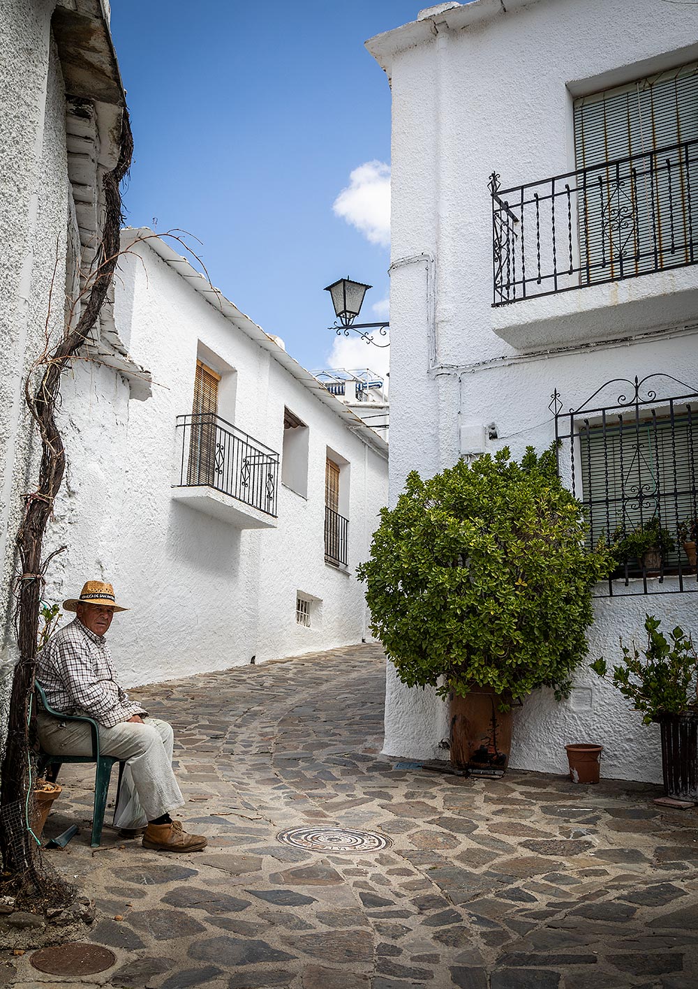 Bubión tiene pocos habitantes, por lo que verás sobre todo calles desiertas.