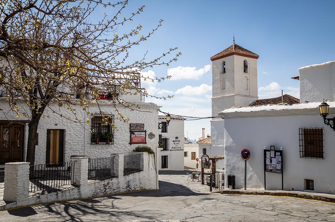 Calles desiertas junto a la iglesia del pequeño pueblo de Capileira, en la Alpujarra.