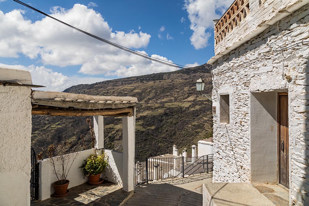 Una de las casas blancas con preciosas vistas a la montaña en Capileira, en la Alpujarra.