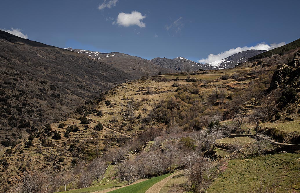 El paisaje de Aplujarra es perfecto para hacer senderismo por la montaña.