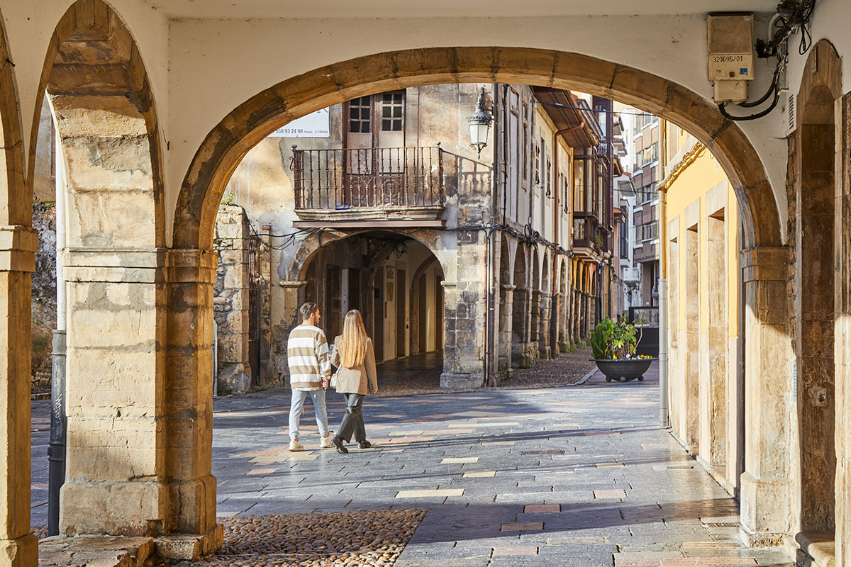 El casco antiguo de Avilés, en Asturias, es conocido por sus numerosos arcos en las calles peatonales.