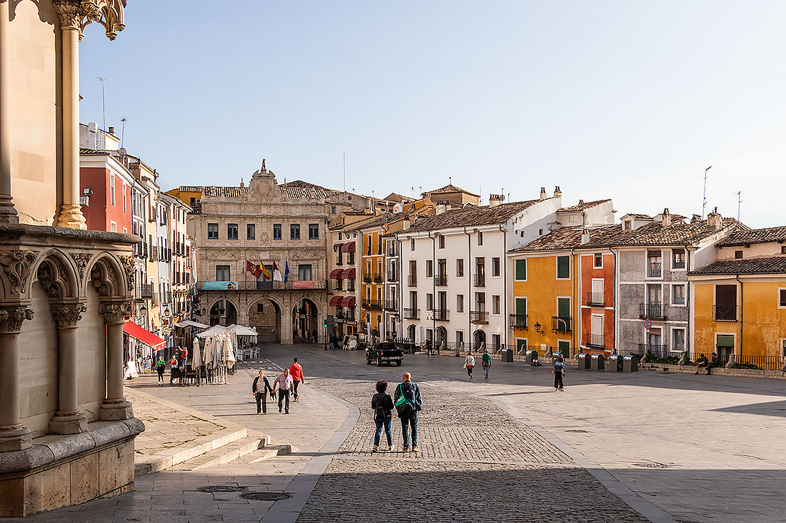 Plaza Mayor i Cuenca med sine farvestrålende huse og cafeer.