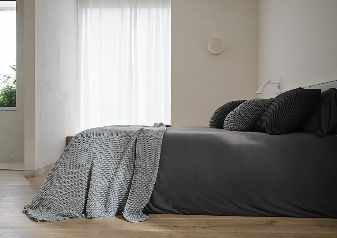 Ropa de cama y mantas en materiales naturales de la española mikmax