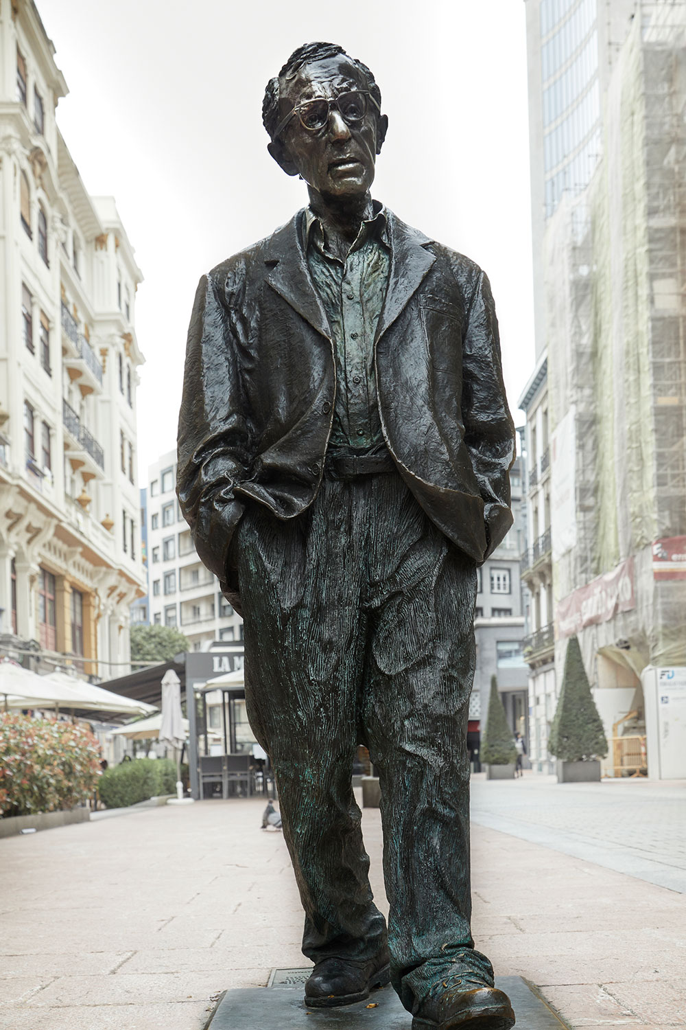 Woody Allen adora la capital de Asturias, Oviedo. La ciudad ha erigido una escultura del director de cine.