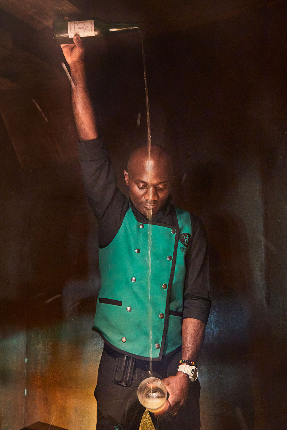 Experimenta el arte de escanciar sidra en la Sidrería Tierra Astur El Vasco de Oviedo.