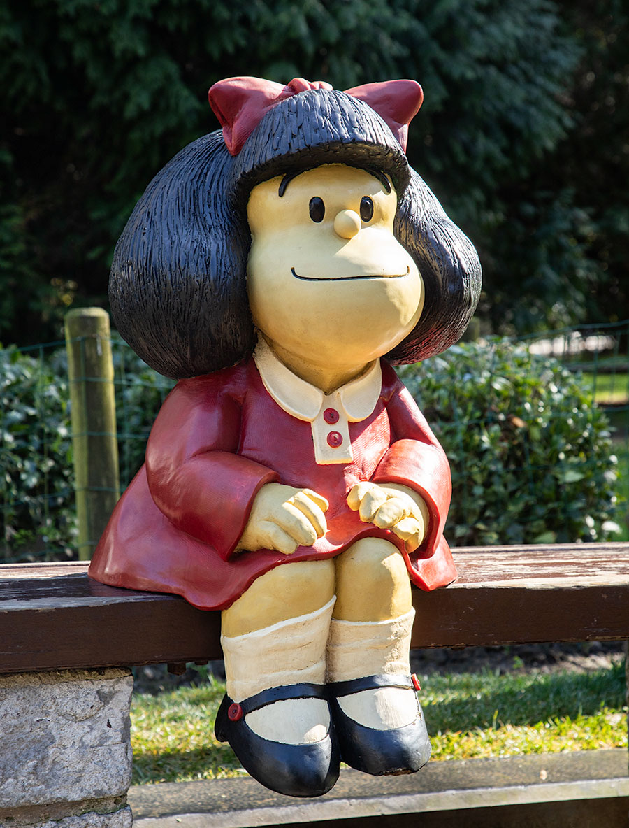 El personaje de dibujos animados Mafalda puede verse como escultura en el Parque Municipal de Oviedo.