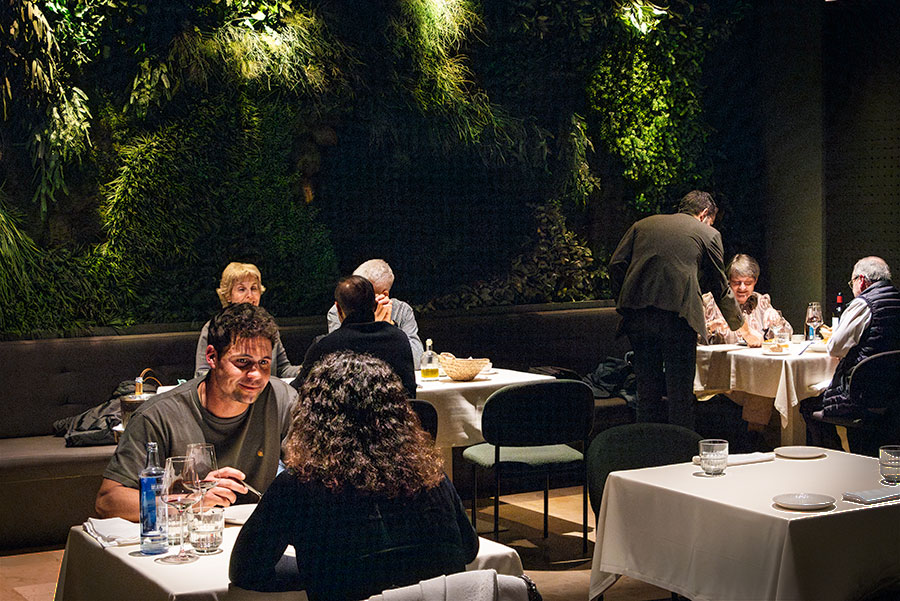 Spis grønt og bæredygtigt på restaurant Habitual i Valencia