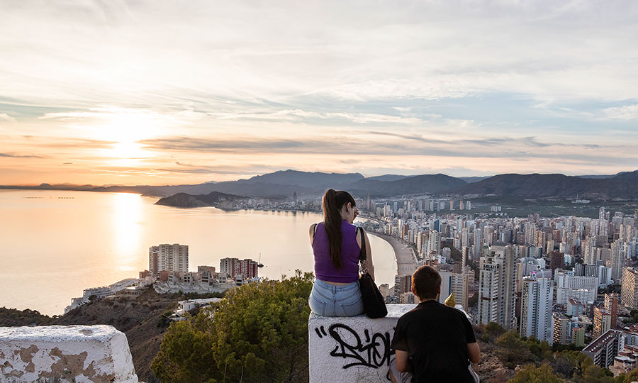 Tag på aftentur i firehjulstrækker og nyd udsigten over Benidorm fra toppen af byen.