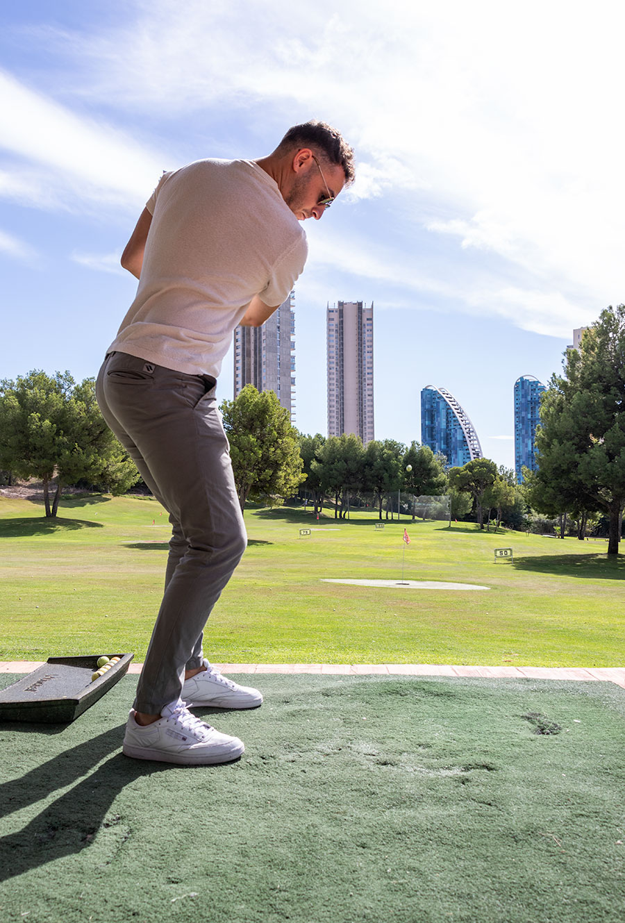 Spil golf i ly af skyskraberne i Benidorm
