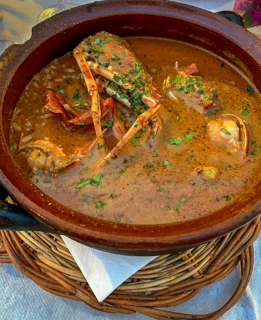 Menorca, og især byen Fornells, er berømt for sin hummergryde – Caldereta de llangosta.