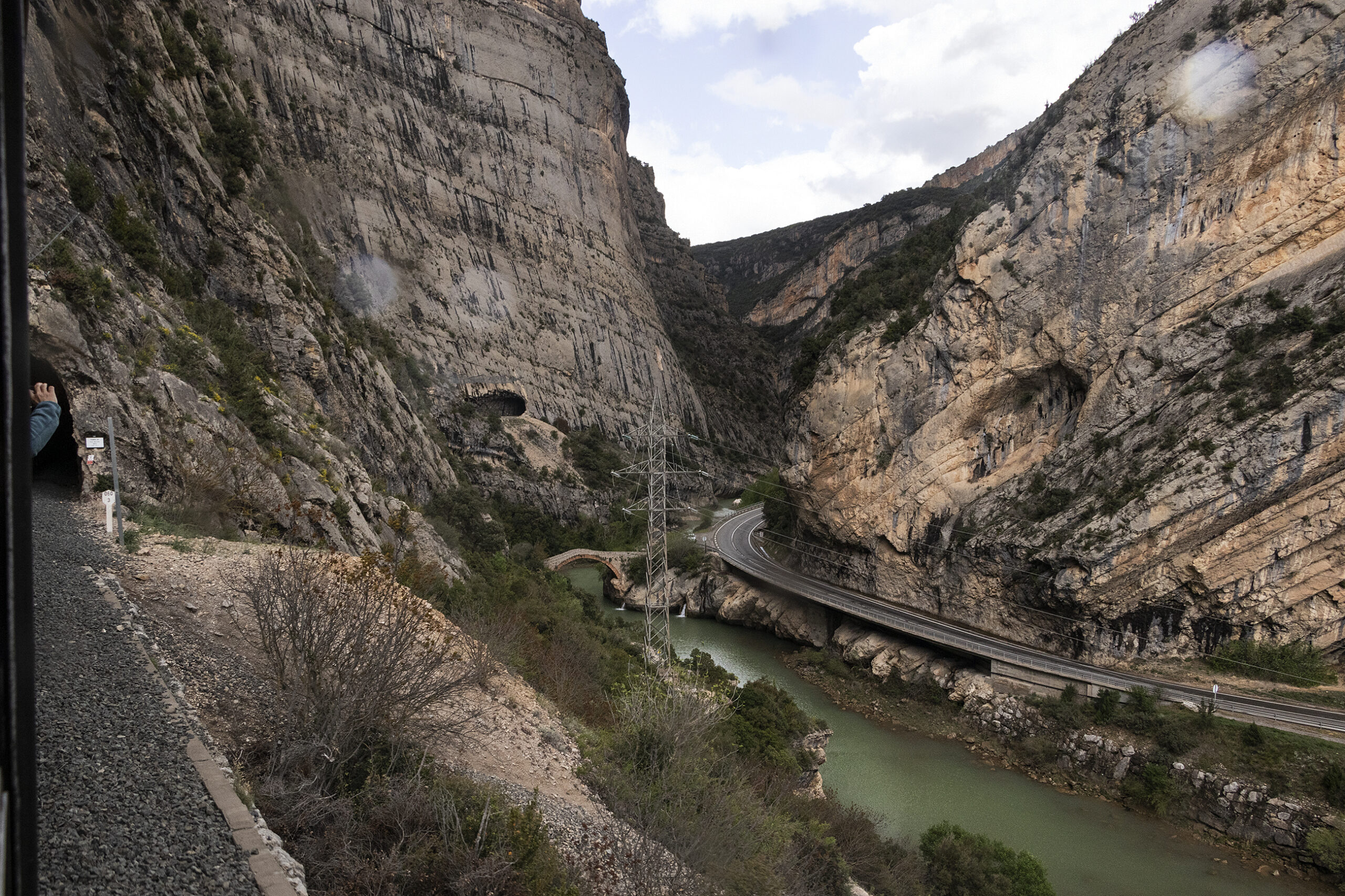 Oplev imponerende, skarpe klipper på togturen fra Lleida til Pobla de Segur.