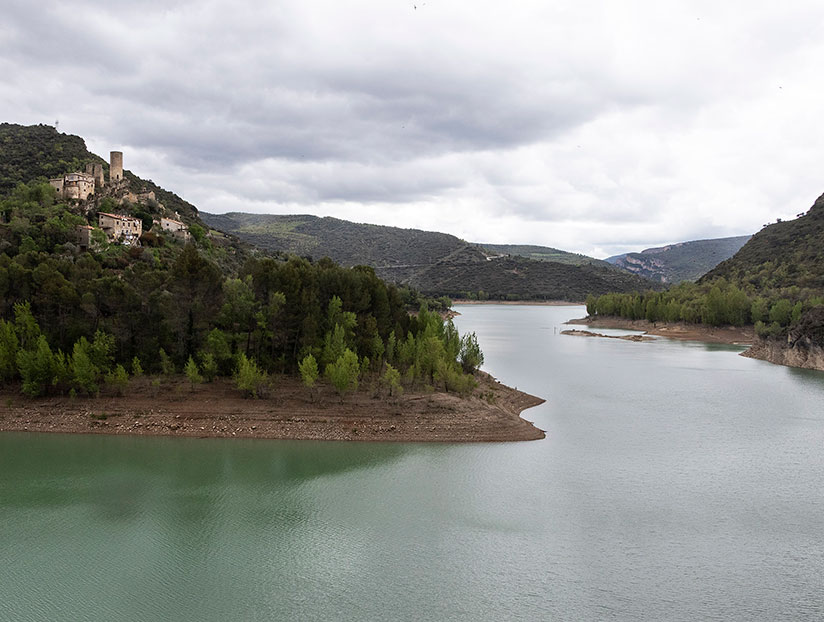 Det føles som at køre direkte på søerne i det historiske tog Tren dels Llacs