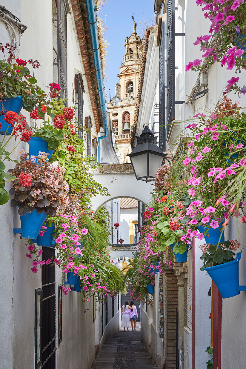 In the flower street Calleja de las Flores you get great views of the mosque-cathedral's bell tower. Photo by Christian Grønne