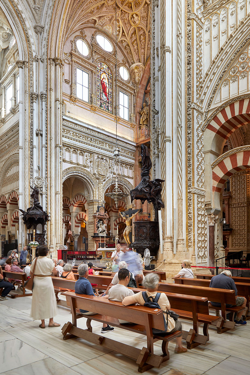 La catedral de la Mezquita de Córdoba es luminosa y está integrada en la mezquita. Foto: Christian Grønne
