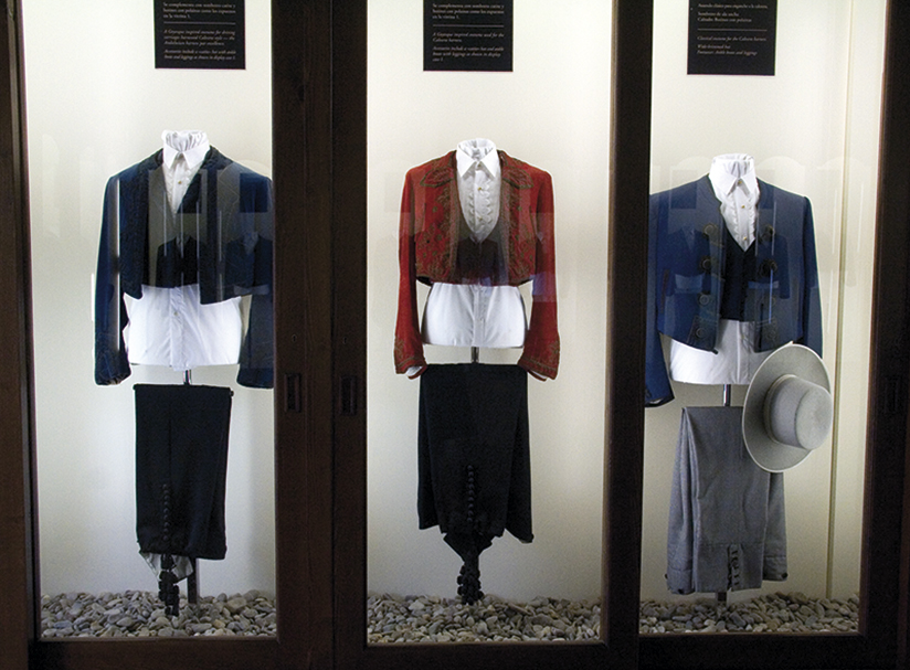 Rytteruniformer på museet på den andalusiske rideskole.