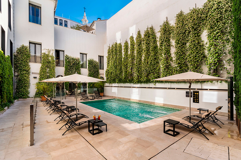 H10 Palacio Colomera in Córdoba has a pool.