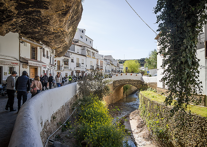 Calle Cuevas del Sol er Setenil de las Bodegas hovedgade, overdækket af klippe.