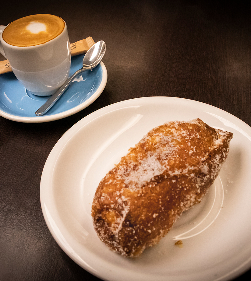 På caféen Casamoner i Girona kan du smage en sød, lokal morgenmadsfavorit.