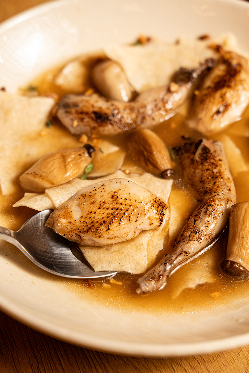 Interpretación moderna del plato español gazpacho manchego.