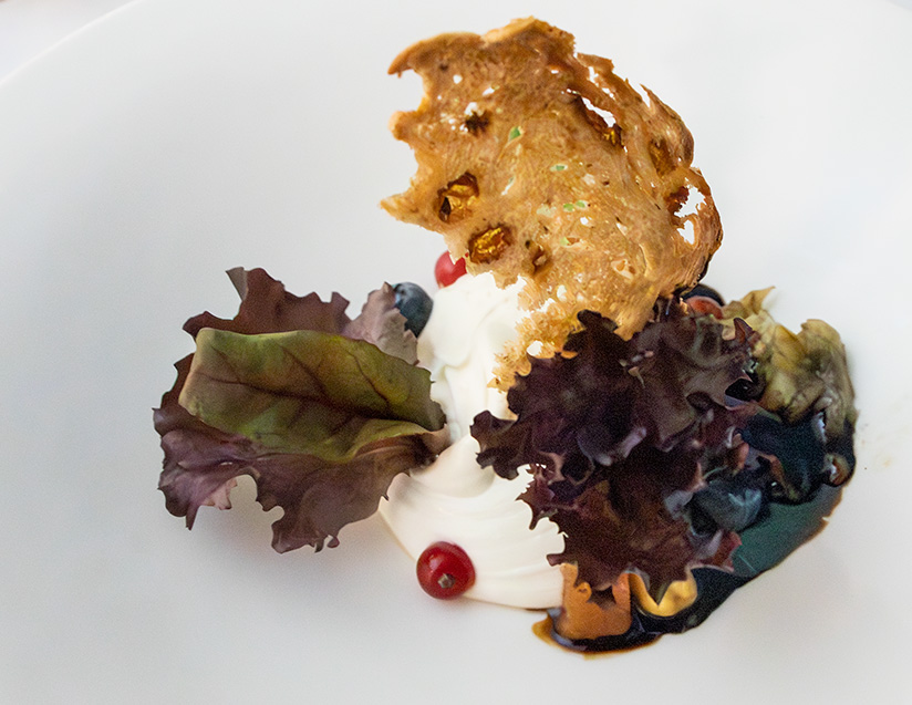 Disfruta de una deliciosa cena con vistas al río en Abades Triana, en Sevilla.