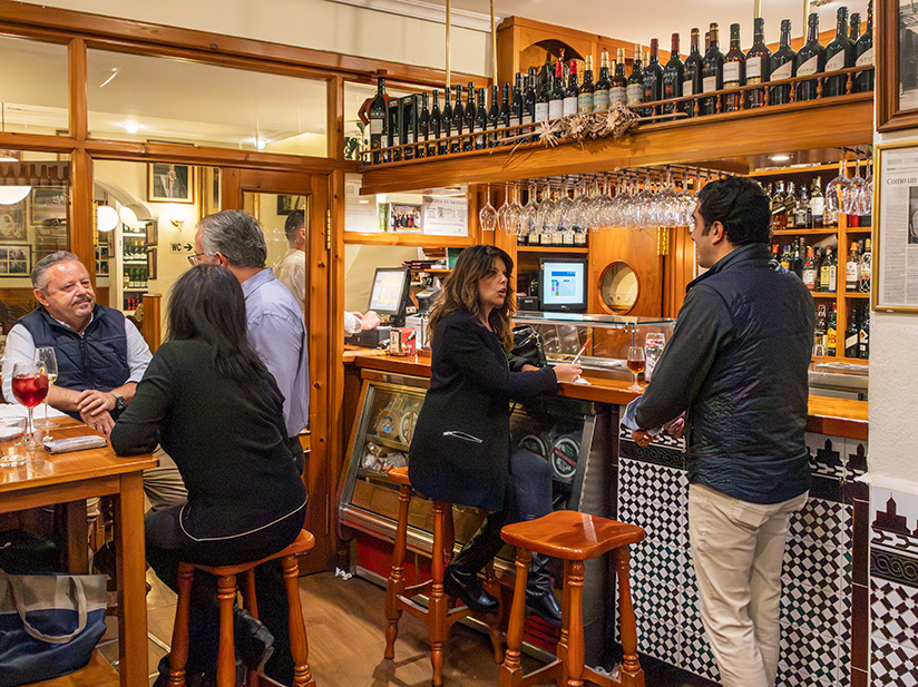 Para degustar algunas de las mejores tapas de Sevilla, dirígete al bar Don Carlos.