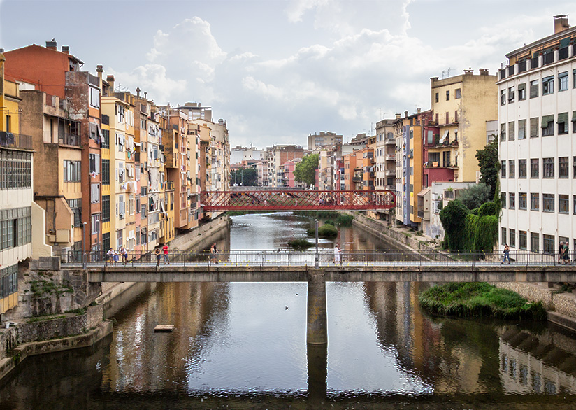 Las coloridas casas de Girona lucen hermosas a lo largo del río Onyar.