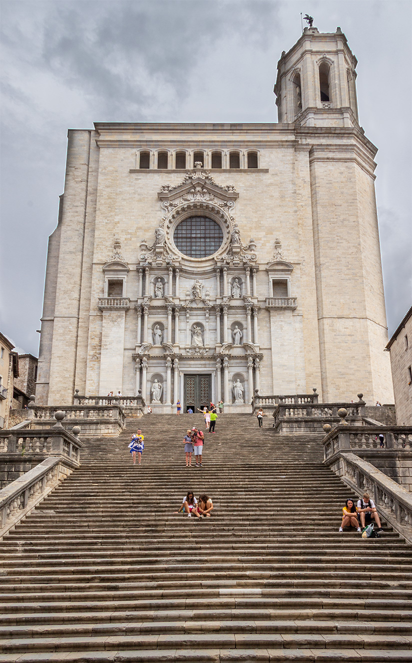 La catedral de Girona, de 91 escalones, es el edificio más famoso de la ciudad, y se hizo mundialmente famosa después de que apareciera -y la escalera- en la sexta temporada de la serie de HBO Juego de Tronos.