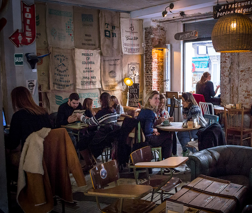 En la cafetería ciclista La Biclicleta de Madrid, puedes trabajar con tu portátil entre entusiastas del ciclismo.