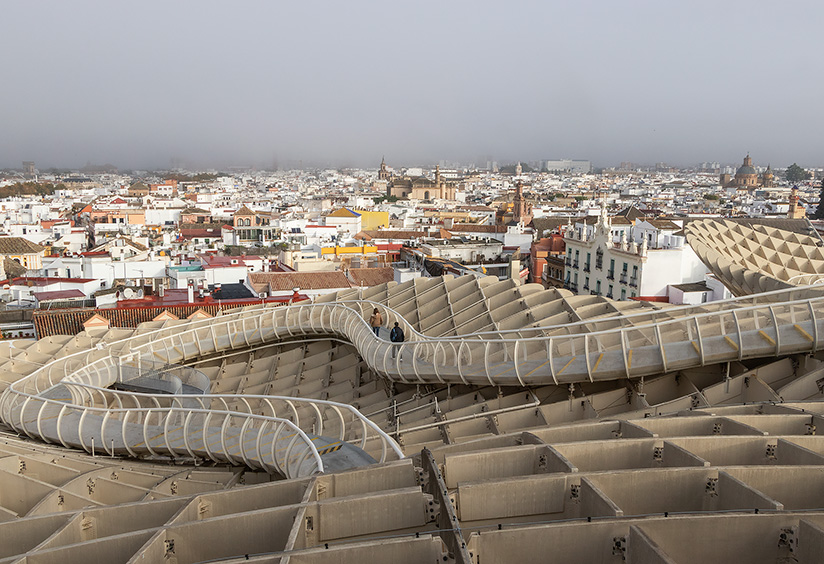 Obtén magníficas vistas de Sevilla desde el Metropol Parasol.