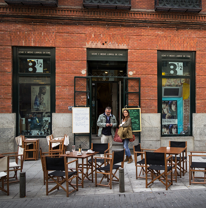 El cine café Ocho y Medio de Madrid es un universo tranquilo y seductor donde puedes trabajar con tu portátil.
