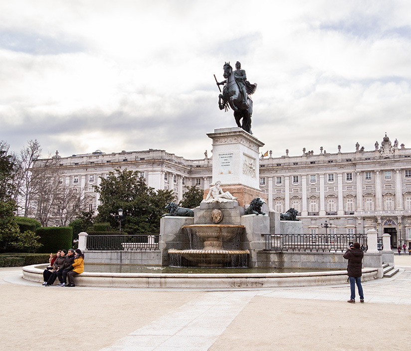 Plaza Oriente Madrid med udsigt til kongeslottet. 
