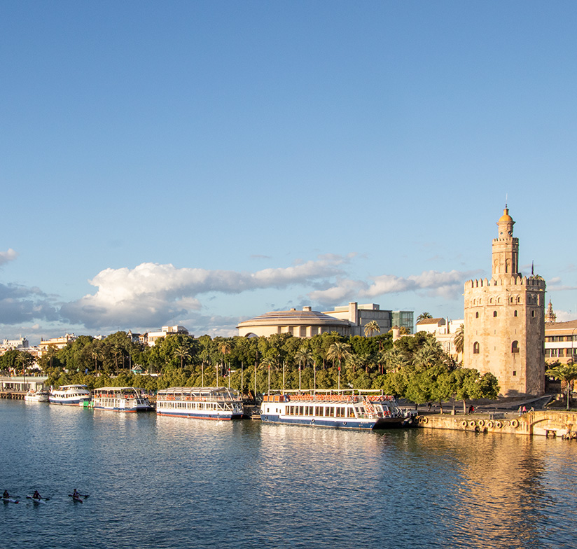 Oplev Sevilla fra vandet på en sejltur på floden Guadalquivir.