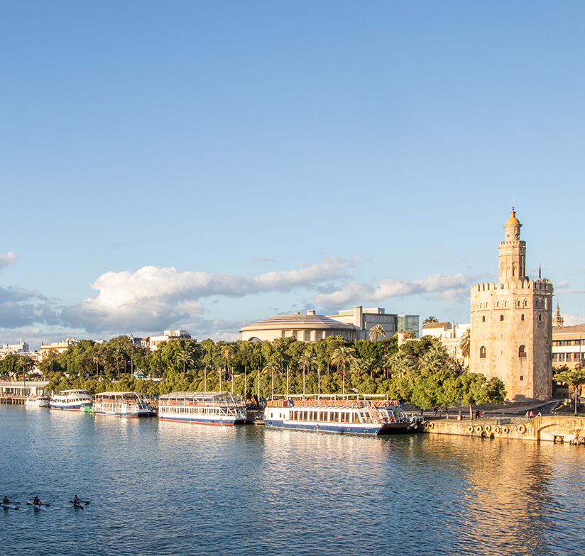 Vive Sevilla desde el agua en un paseo en barco por el río Guadalquivir.
